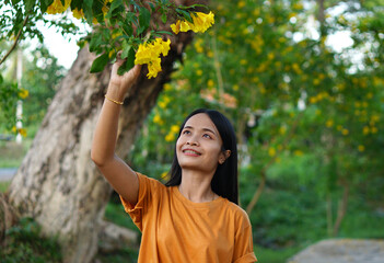 Asian woman tourists smile happily.