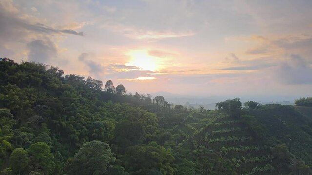 Hermoso atardecer desde la monta&ntilde;a hacia un valle.