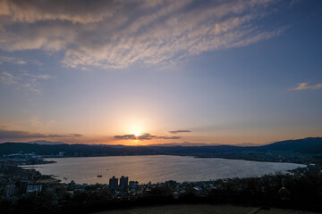 Naklejka na ściany i meble 長野県諏訪市立石公園からの夕日と諏訪湖