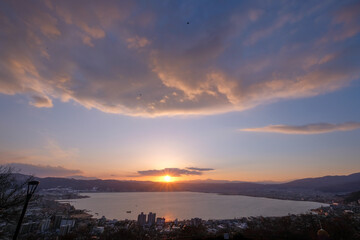 長野県諏訪市立石公園からの夕日と諏訪湖