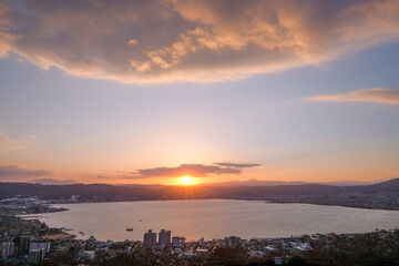 Obraz premium 長野県諏訪市立石公園からの夕日と諏訪湖