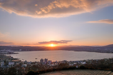 Fototapeta na wymiar 長野県諏訪市立石公園からの夕日と諏訪湖
