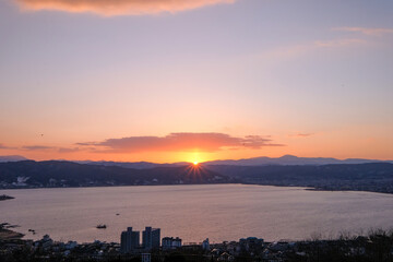 Naklejka premium 長野県諏訪市立石公園からの諏訪湖と夕日