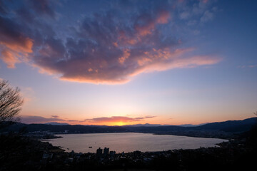 Fototapeta na wymiar 長野県諏訪市立石公園からの諏訪湖と夕日