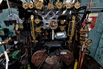 鉄道博物館に展示された蒸気機関車の運転席
