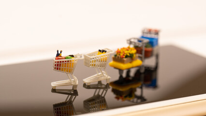 スマホを使ったネットショッピングのイメージ