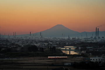 小湊鉄道と富士山と夕焼け