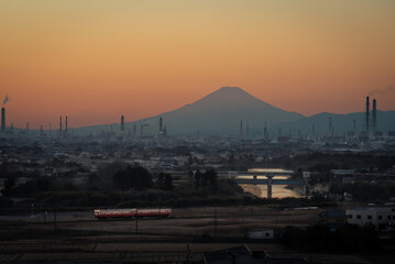 小湊鉄道と富士山と夕焼け