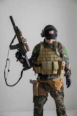 銃を構える軍人　Military personnel