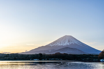 早朝の山梨県精進湖と富士山