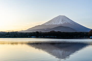 Naklejka premium 早朝の山梨県精進湖と富士山