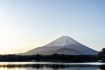 早朝の山梨県精進湖と富士山