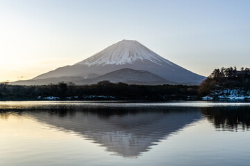 Obraz premium 早朝の山梨県精進湖と富士山