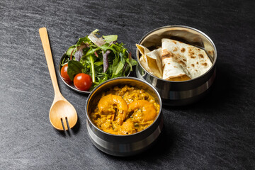 典型的なインドのカレーとナン Typical Indian curry set