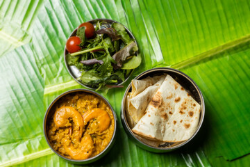典型的なインドのカレーとナン Typical Indian curry set