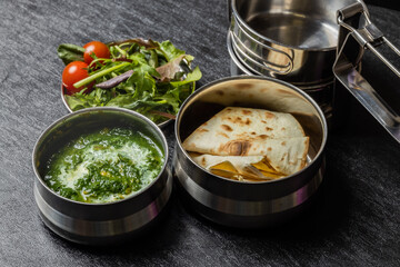 典型的なインドのカレーとナン Typical Indian curry set