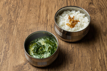 典型的なインドのカレーとナン Typical Indian curry set