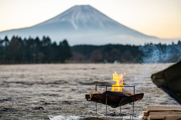 富士山の見えるキャンプ場で朝焚き火をする