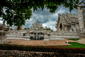 Obraz premium background Wat Rong Khun The White Temple and pond with fish, in Chiang Rai, Thailand