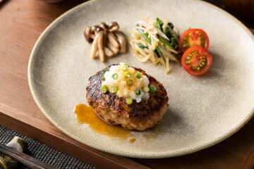 さっぱりとした味わいの、和風おろしハンバーグステーキ