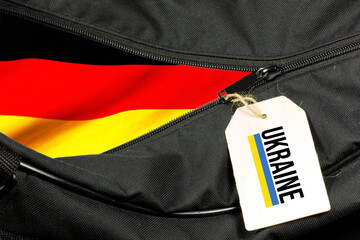 Eine Tasche und Flaggen von Deutschland und Ukraine