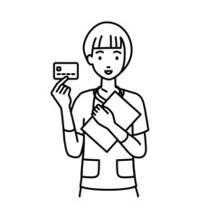 立って書類とカードを手に持つ看護師の女性