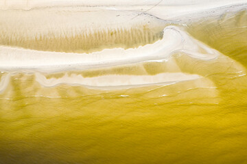 Fototapeta na wymiar Morze Bałtyckie, widok z lotu ptaka z drona lecącego nad pustą, piękną plażą. Drobne fale rozbijające się o piaszczystą plażę.