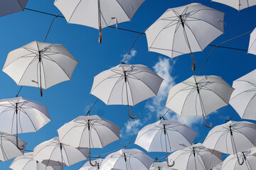 Parapluies dans le ciel