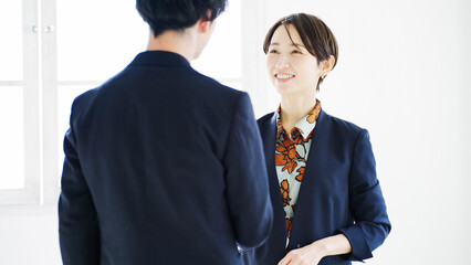 ビジネスマン・話す・インタビュー