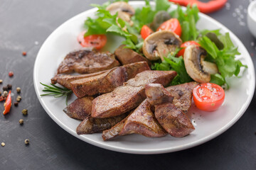 Grilled liver with vegetables and mushrooms