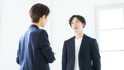 ビジネスマン・話す・インタビュー・会議・ミーティング