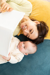 絵本を読む母親と赤ちゃん