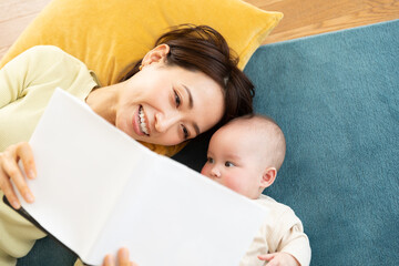 絵本を読む母親と赤ちゃん