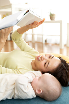 絵本を読む母親と赤ちゃん