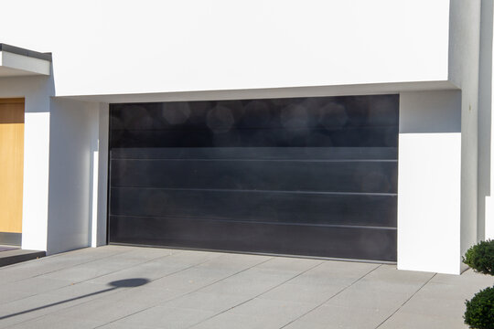 Modernes neues Garagentor (Sektionaltor)