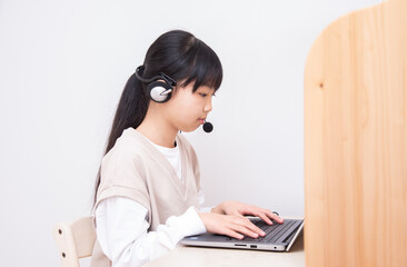 コロナの影響でリモート授業を行う日本の小学生