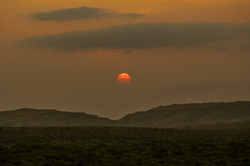 Sonnenaufgang und Buschlandschaft Naturreservat Hluhluwe Nationalpark Südafrika