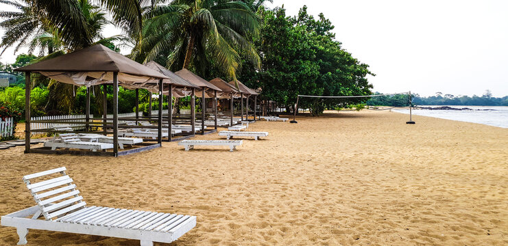 cabanes align&eacute;s sur une plage&agrave; kribi au Cameroun