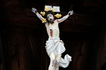 Das   Kruzifix  am Ritssee bei Wengen l&auml;dt ein zum Verweilen und zur Besinnung - S&uuml;dtirol, Dolomiten