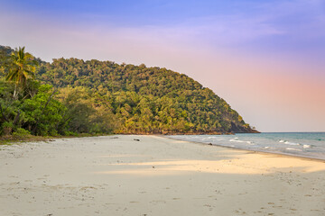 Obraz premium Noah Beach at Cape Tribulation with Colored Sky during Sunset, Queensland, Australia