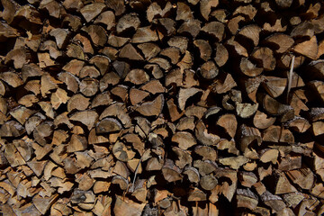 Holzstapel als Biomasse für den Winter