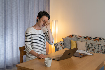 目の疲労を訴える日本人男性