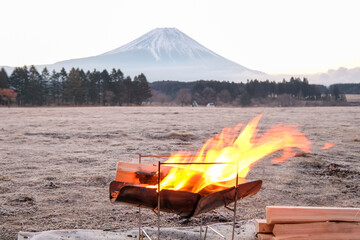 富士山の見えるキャンプ場で朝焚き火をする