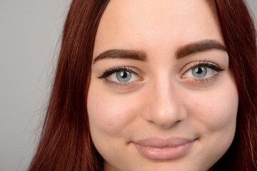 Obraz premium junge frau im kaputzenpullover pulli nachdenklich besorgt grübelnd emotional portrait gesicht rote haare