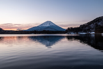 日の出前の山梨県精進湖と富士山