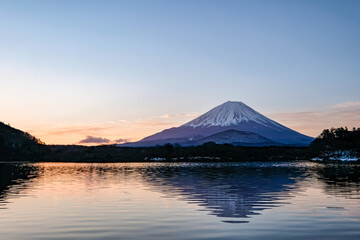 日の出前の山梨県精進湖と富士山