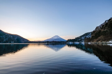 Fototapeta na wymiar 日の出前の山梨県精進湖と富士山
