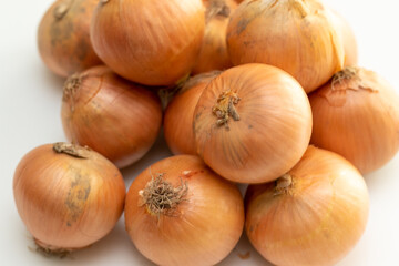 テーブルの上に積み上げられた玉ねぎ