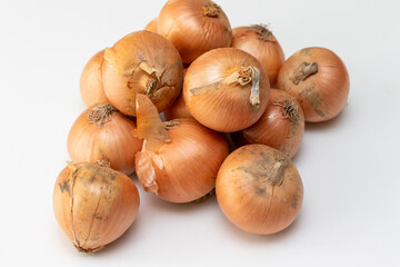 白いテーブルの上にたくさんの玉ねぎ