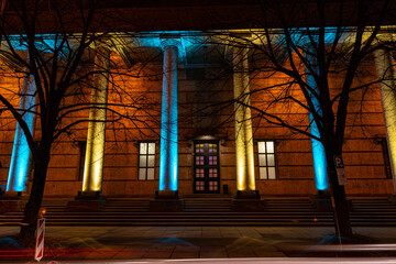 Haus der Kunst leuchtet in blau gelb